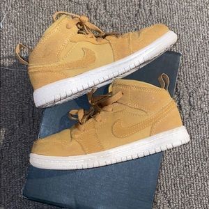 Air Jordan 1 mid wheat